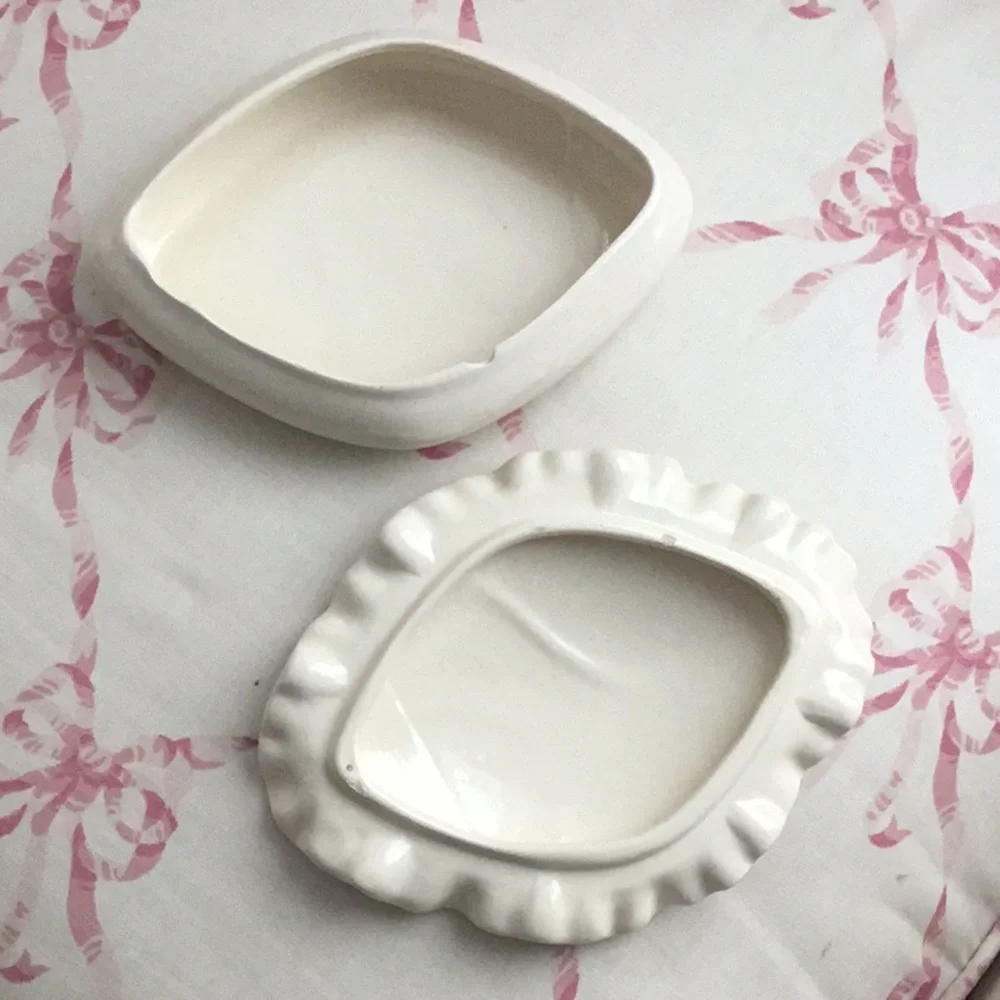 ✨Vintage Victorian Couple Ruffle Ceramic Container Jewelry Box Storage - Picture 3 of 7